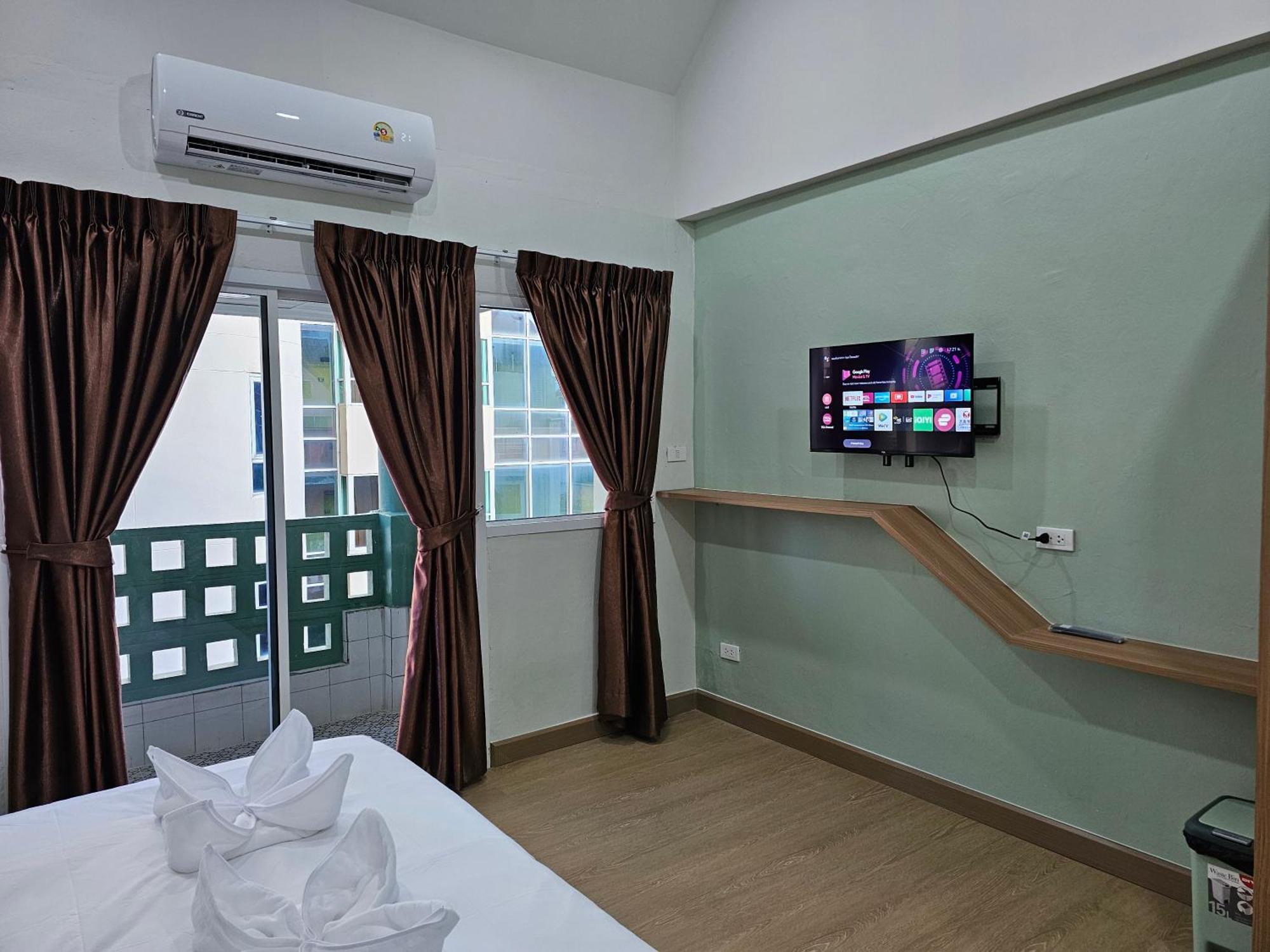 Lub Nai Hostel Patong Extérieur photo